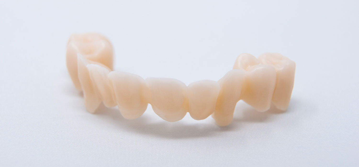 Lo zirconio è divenuto il materiale d’eccellenza nella produzione di restauri dentali grazie alla sua traslucenza, biocompatibilità, leggerezza e robustezza